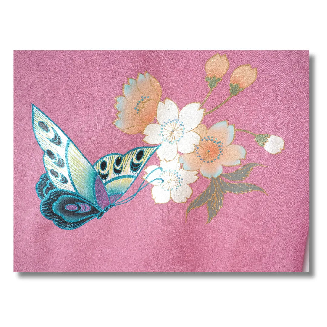 Detailaufnahme der Blüten und eines Schmetterlings auf rosa Kimono-Stoff