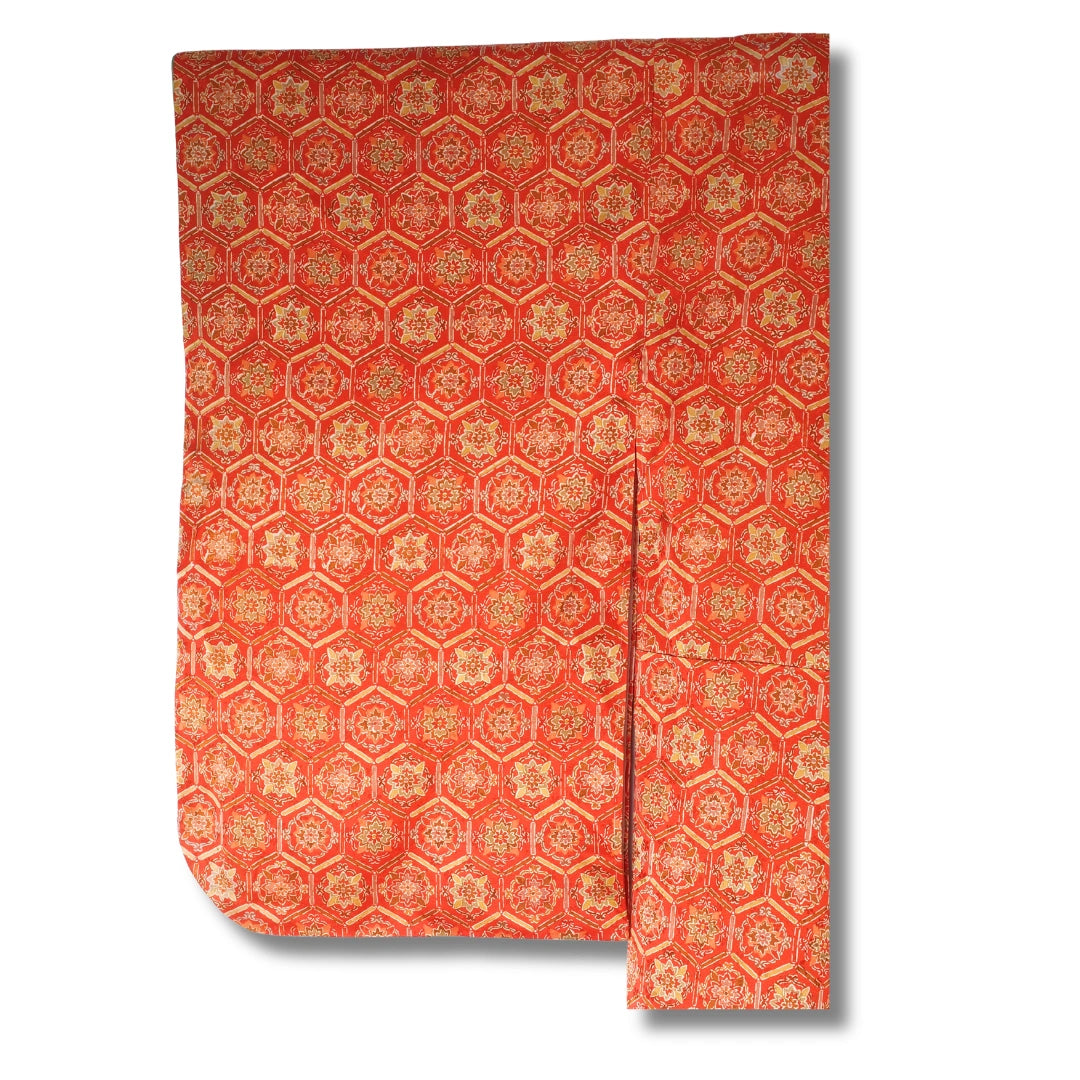 Ärmel eines roten Komon Kimono mit floralem Muster