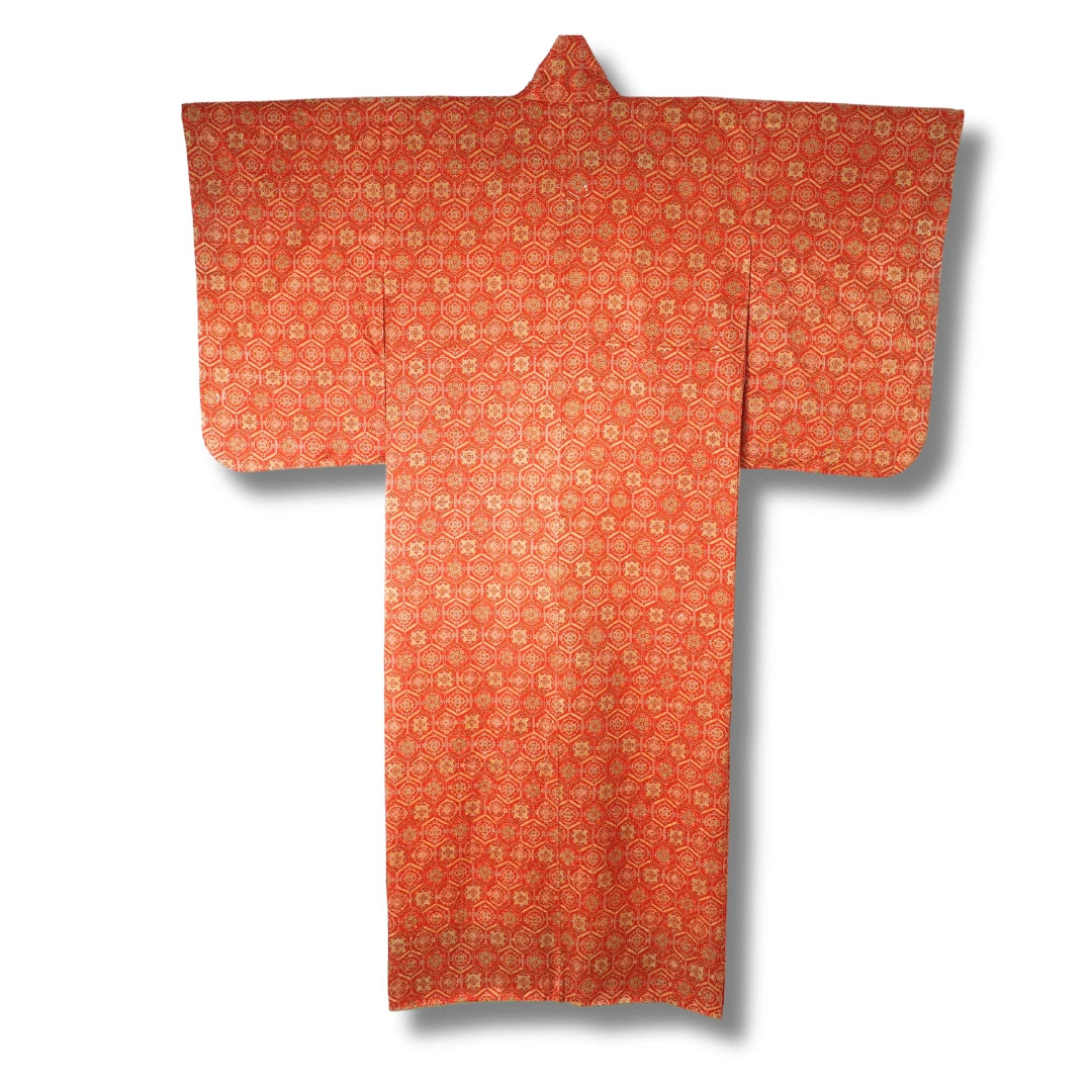 Rückseite eines roten Kimono mit traditionellem Muster