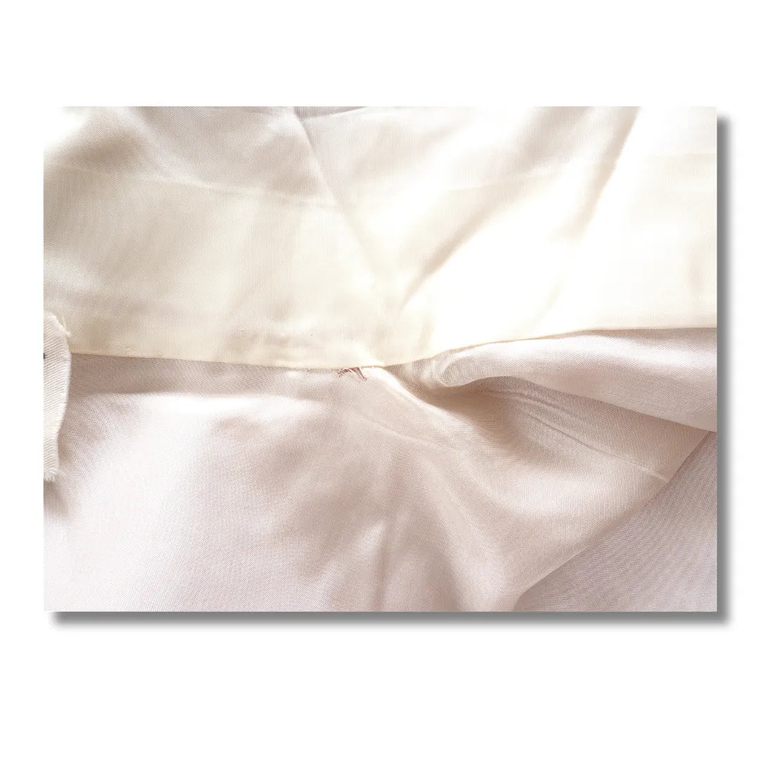 Detailaufnahme des weißen Innenfutters mit kaputter Naht des Vintage-Kimono