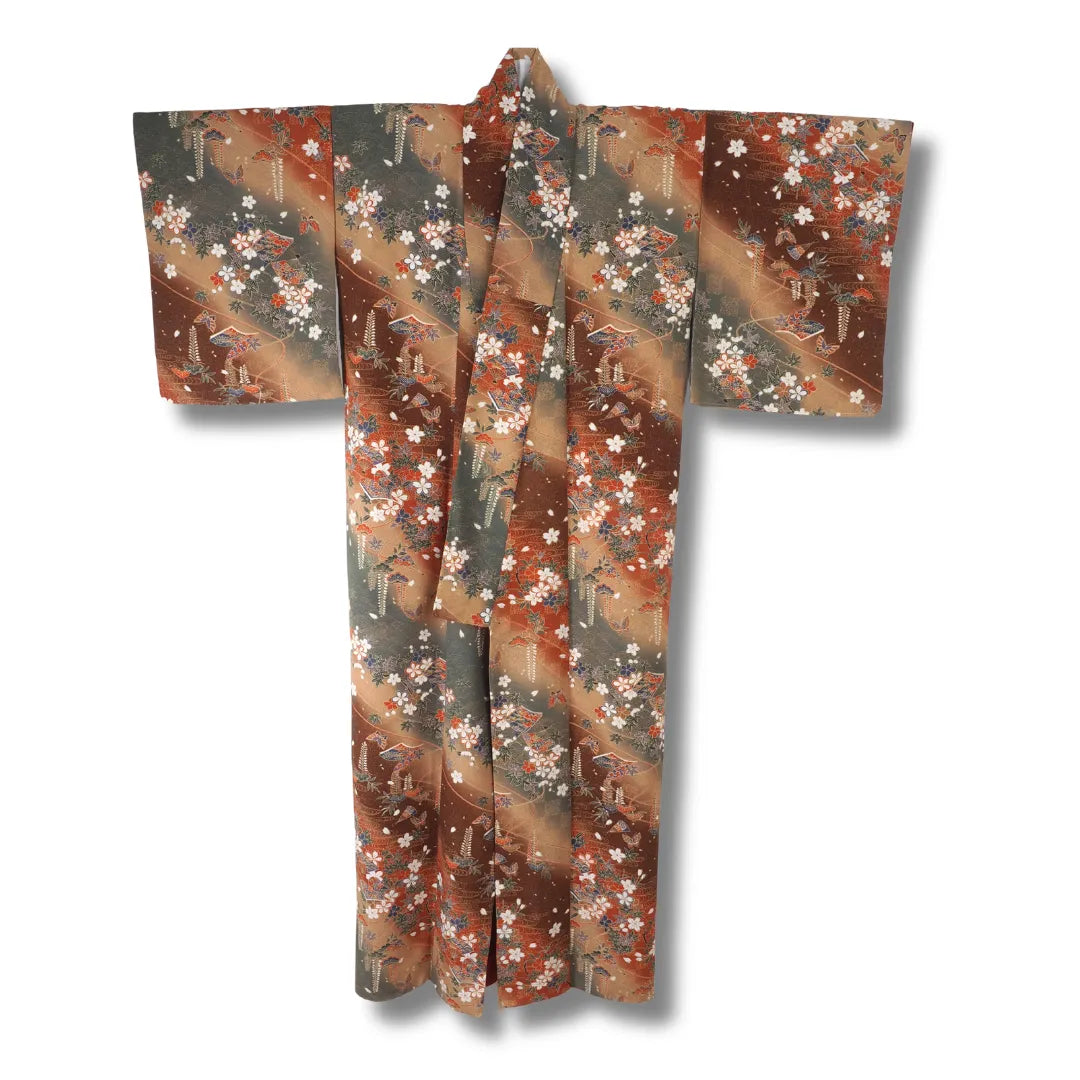 Vintage Damen Komon-Kimono in Braun-Terrakotta mit Fächern, Blüten und Schmetterlingen, Frontansicht