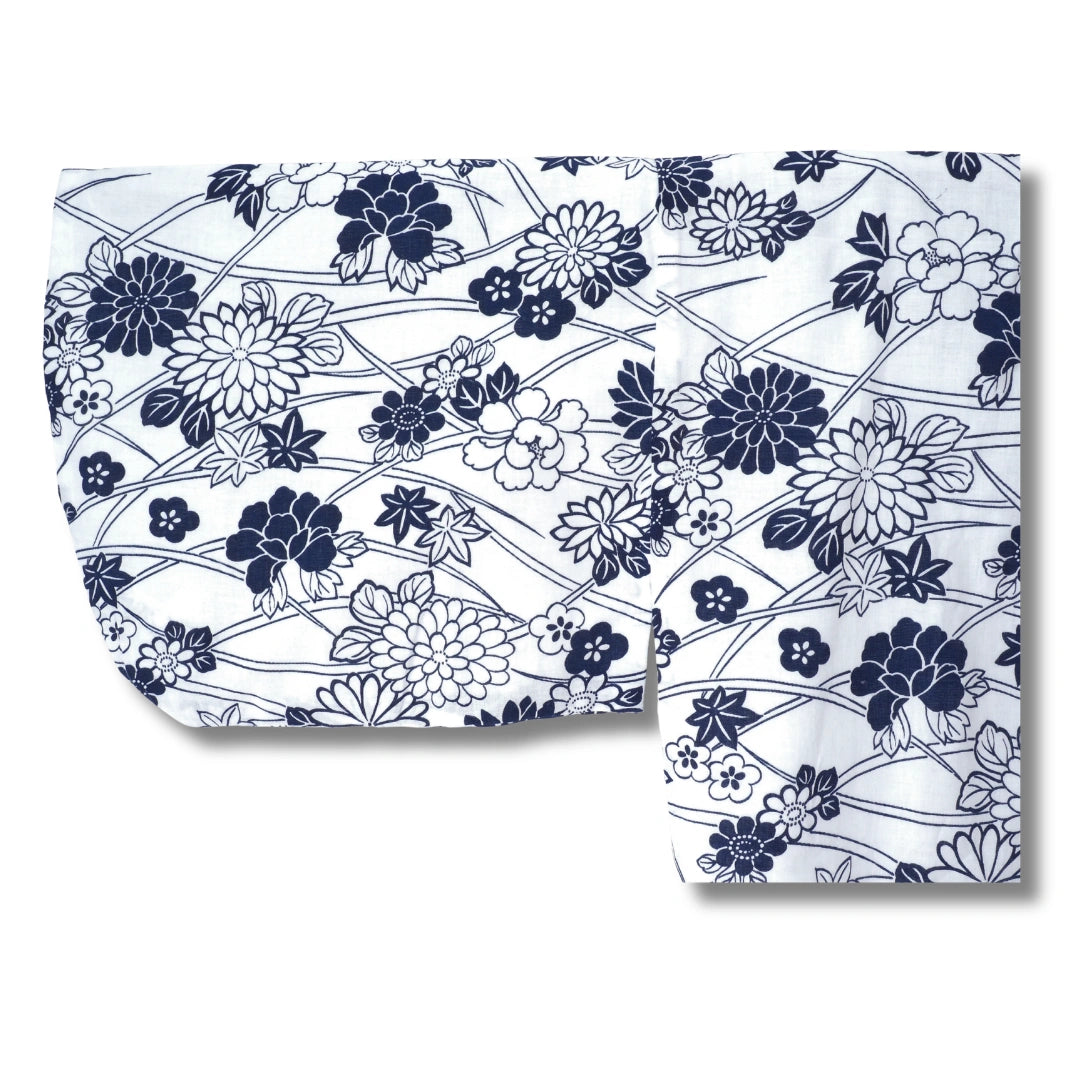 Ärmel eines Yukata mit blauem Blumenmuster