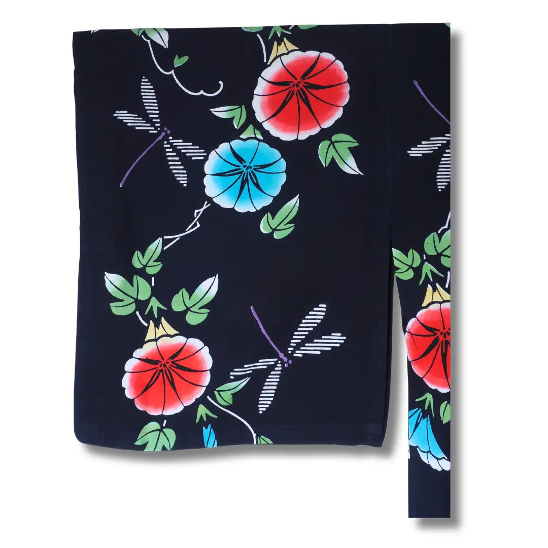 Ärmel eines dunkelblauen Yukata mit Blumenmuster
