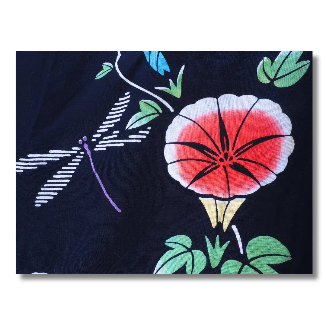 Detail des Blumen- und Libellenmusters eines Yukata