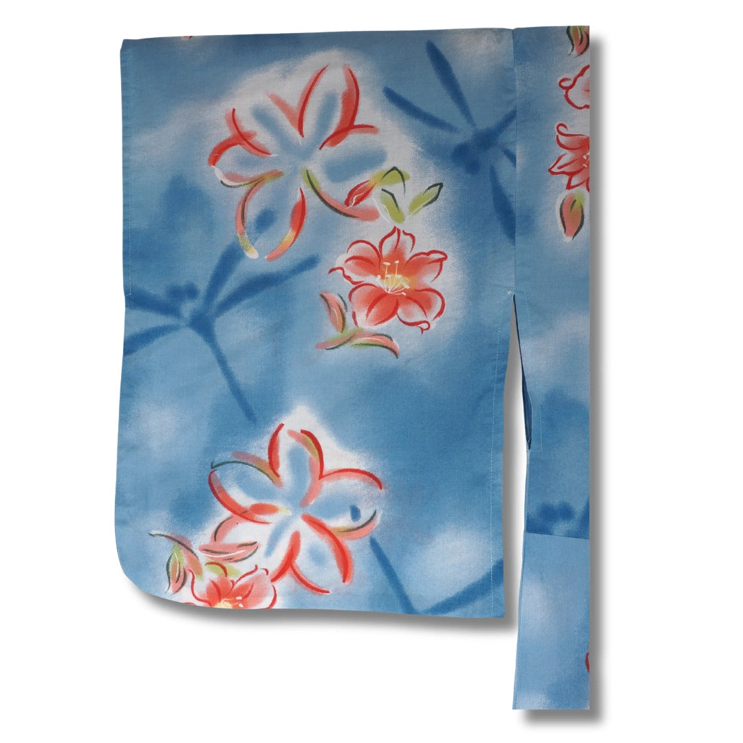 Ärmel eines hellblauen Yukata mit Blumenmuster