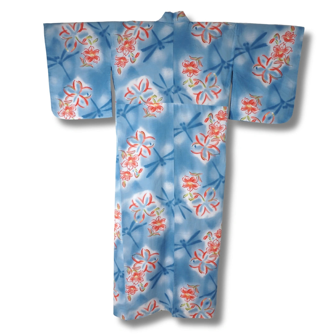 Rückseite eines hellblauen Yukata mit Blumen