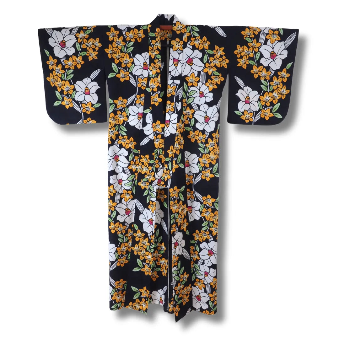 Vintage Damen Yukata in Nachtblau mit weißen Kamelien und goldgelben Blüten, Frontansicht