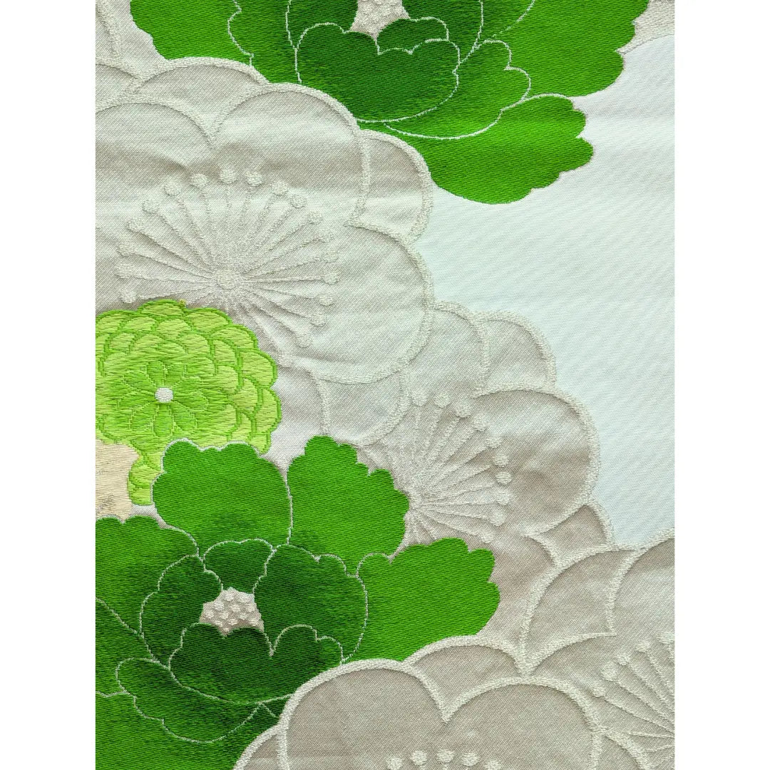 Detail des Vintage Fukuro Obi mit grünen Botan, silbernen Ume und hellgrünen Blüten