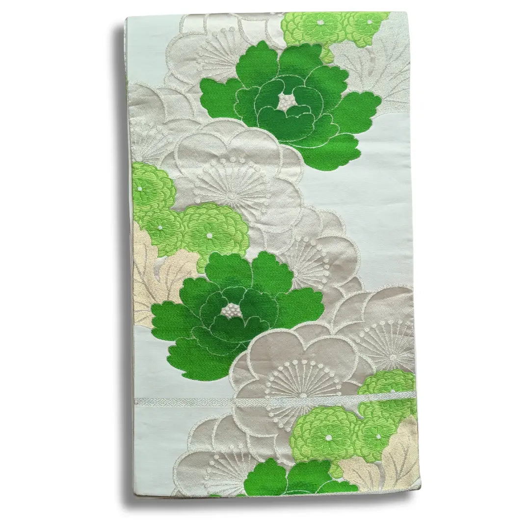 Vintage Fukuro Obi in hellem Mint mit grünen Botan und silberfarbenen Ume-Blüten