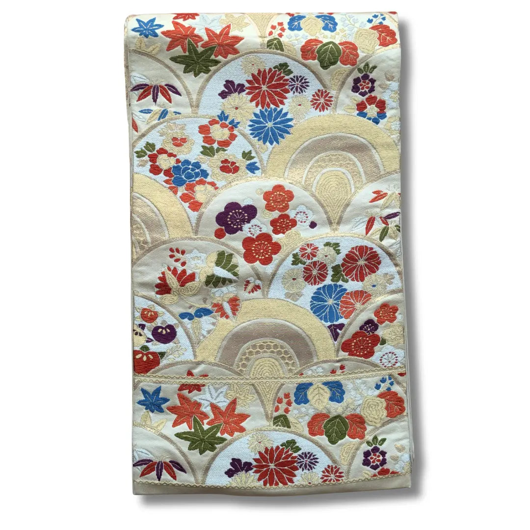 Vintage Fukuro Obi in Creme und Gold mit japanischen Fächern und bunten Blumenmotiven