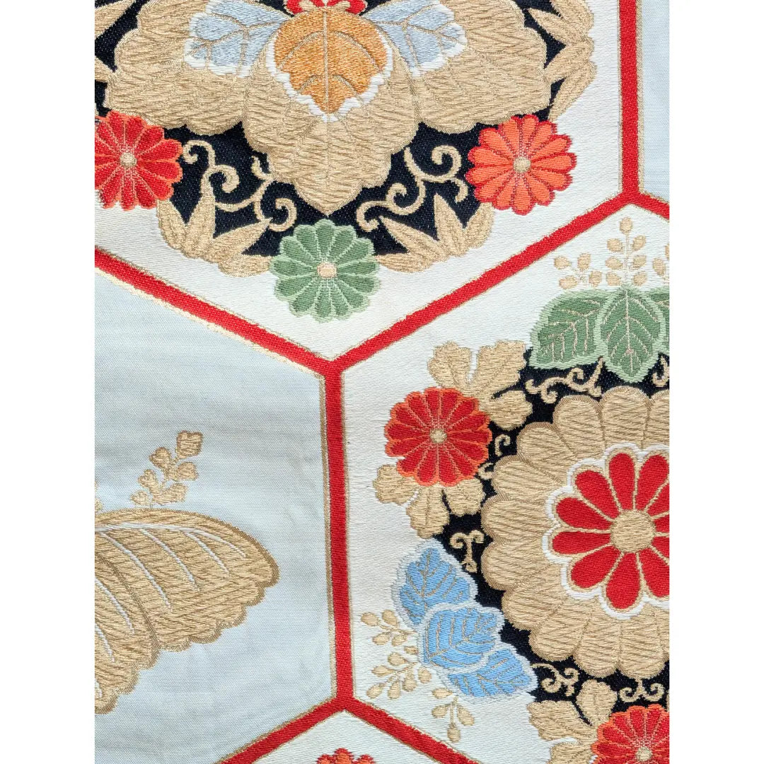 Vintage Fukuro Obi Detail mit Kikkō-Muster, Kiku und Kiri in Rot, Schwarz und Gold