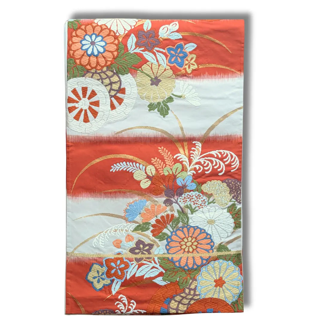 Vintage Fukuro Obi mit Kiku, Blumen und Waguruma-Motiven in Rot, Creme und Gold