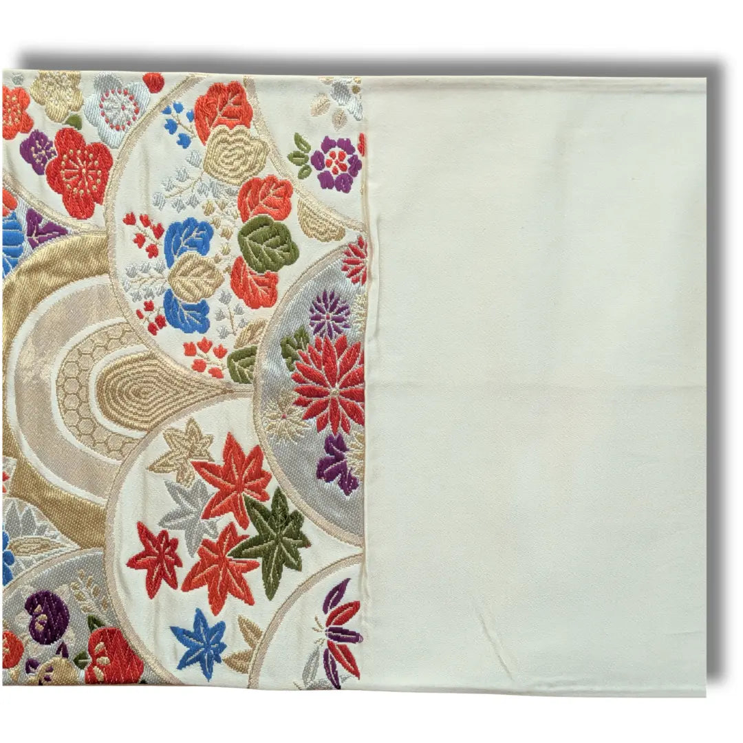 Vintage Fukuro Obi mit buntem Fächer- und Blumenmuster neben cremefarbenem ungemustertem Bereich
