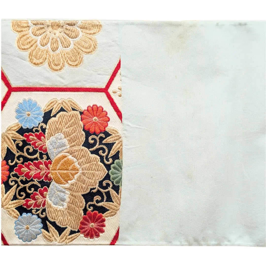 Vintage Fukuro Obi mit Kikkō und Blumenmuster neben hellem ungemustertem Stoffbereich
