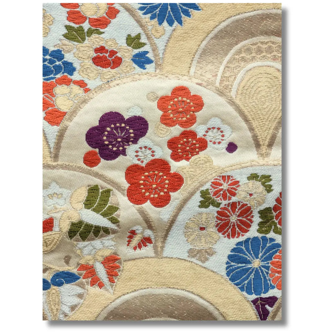 Detail des Vintage Fukuro Obi mit roten Ume-Blüten und weiteren japanischen Blumen auf Fächern