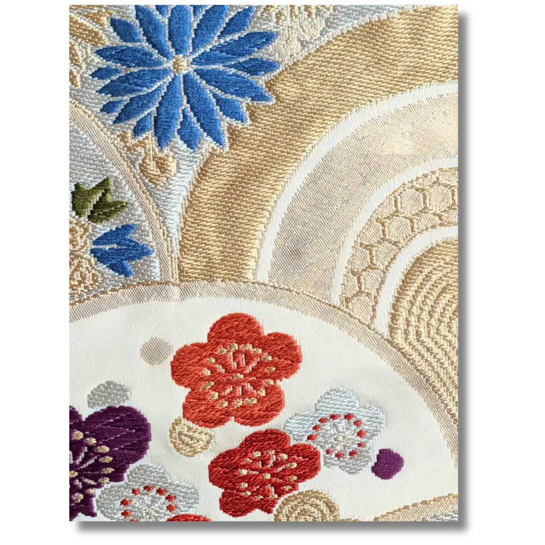 Nahaufnahme von Ume-Blüten und blauem Kiku auf creme-goldenem Vintage Fukuro Obi