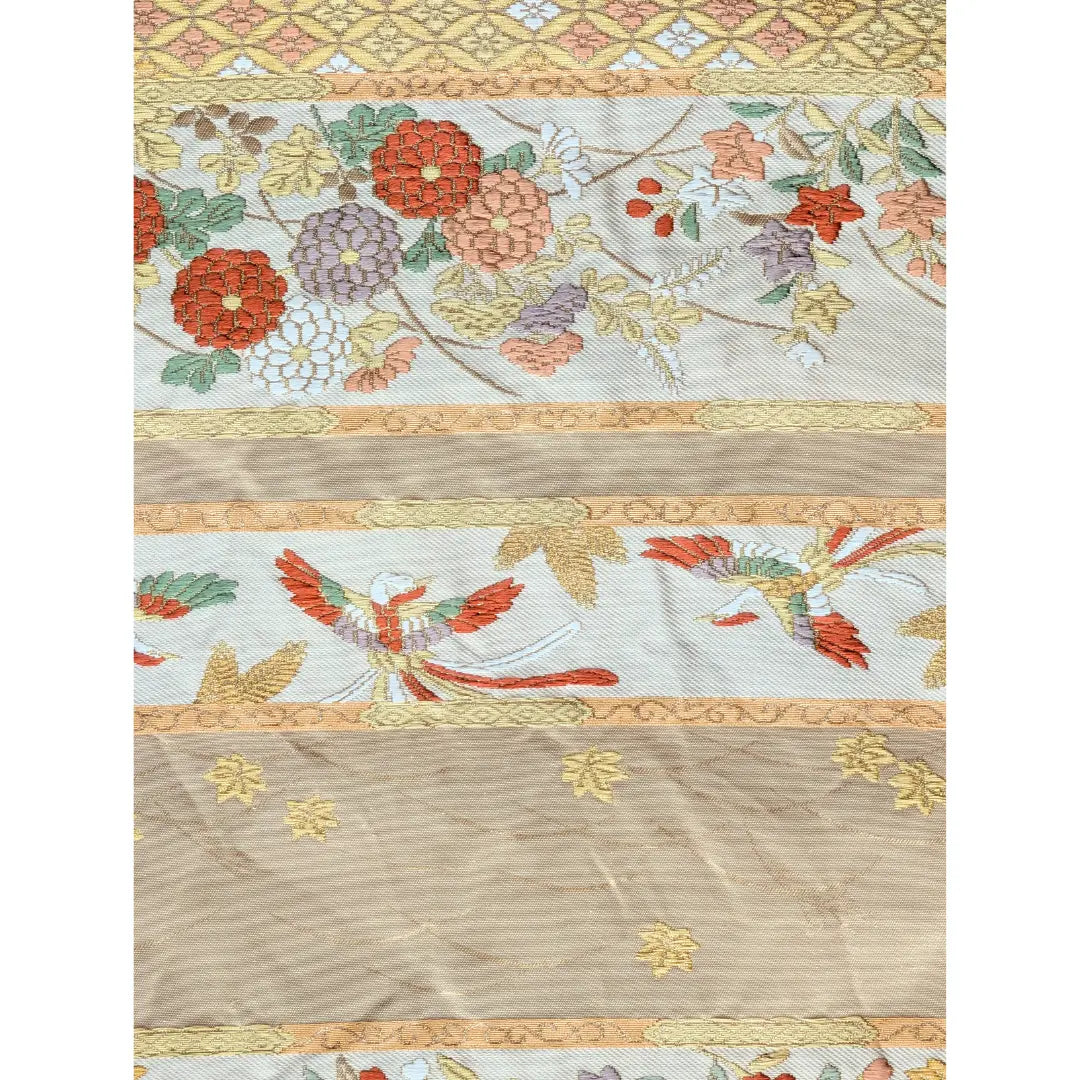 Detail des Vintage Fukuro Obi mit Hō-ō, Kiku, Momiji und goldfarbenen Ornamenten