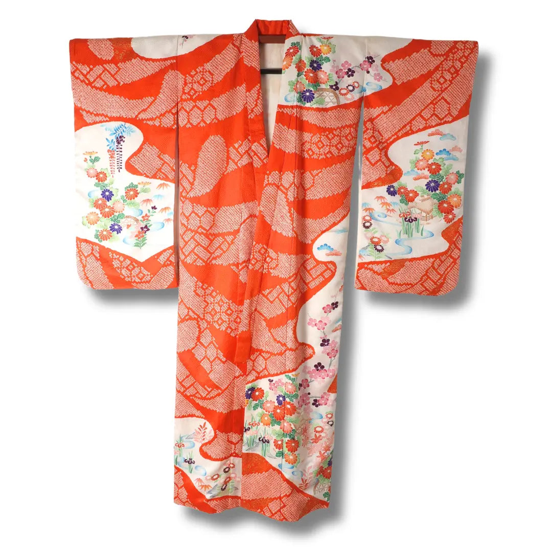 Vintage Furisode Kimono für Damen in Orangerot mit floralen Mustern und Shibori