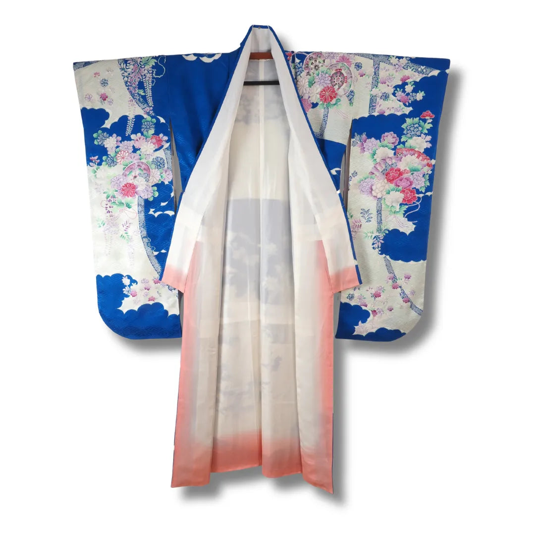 Vintage Furisode aufgehängt, cremefarbenes Futter mit Farbverlauf zu Korall sichtbar