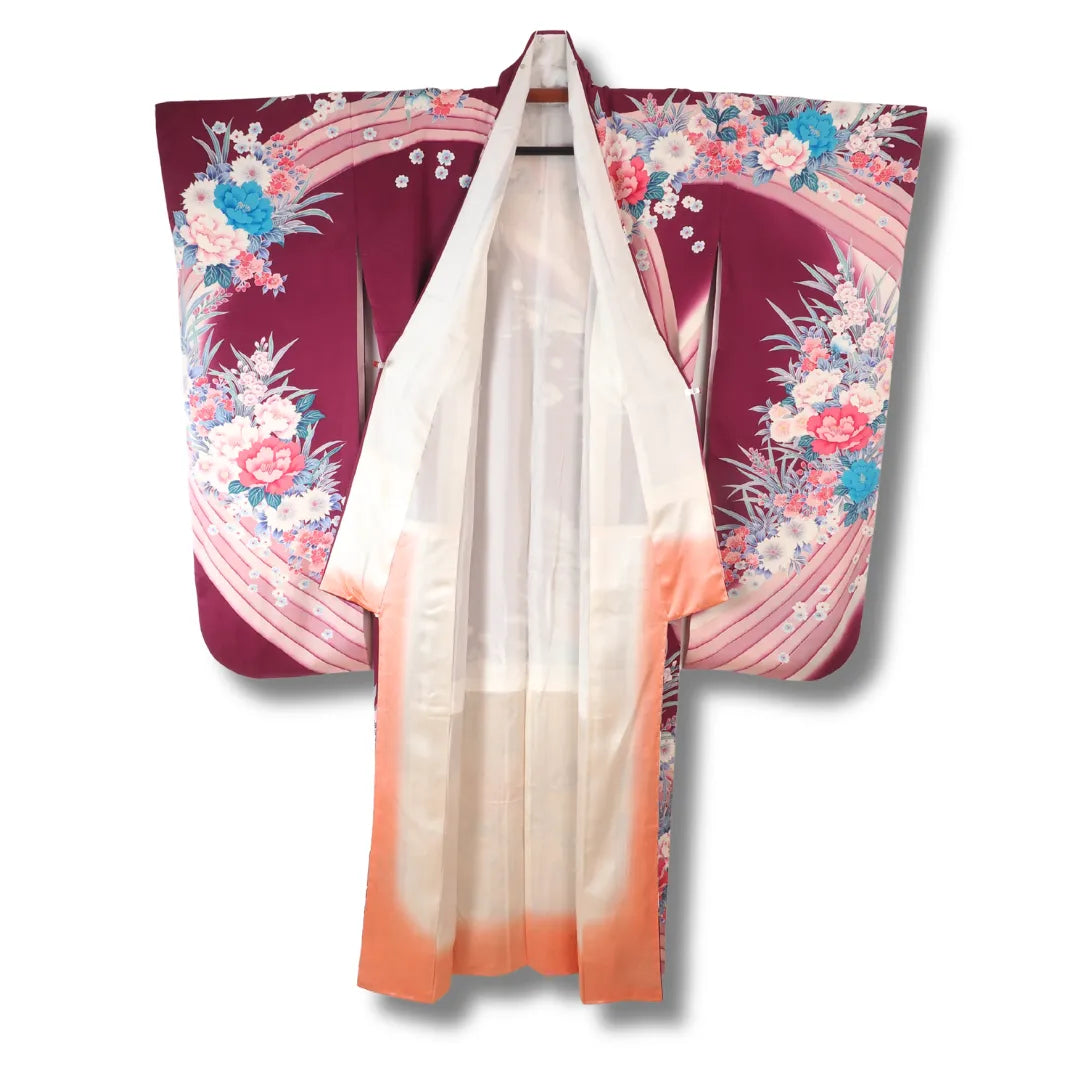 Vintage Furisode aufgehängt, cremefarbenes Futter mit Farbverlauf zu Orange sichtbar