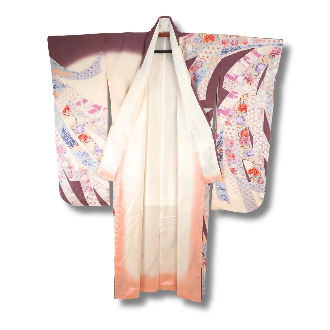 Vintage Furisode aufgehängt, cremefarbenes Futter mit Farbverlauf zu Orange sichtbar