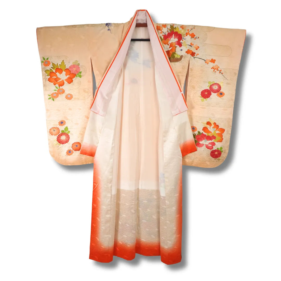 Vintage Furisode aufgehängt, orangefarbenes Futter am Saum und weißes Innenfutter sichtbar