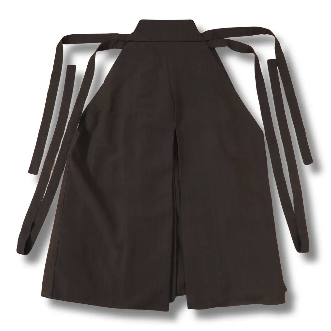 Rückansicht der dunkelbraunen Hakama mit Bindebändern