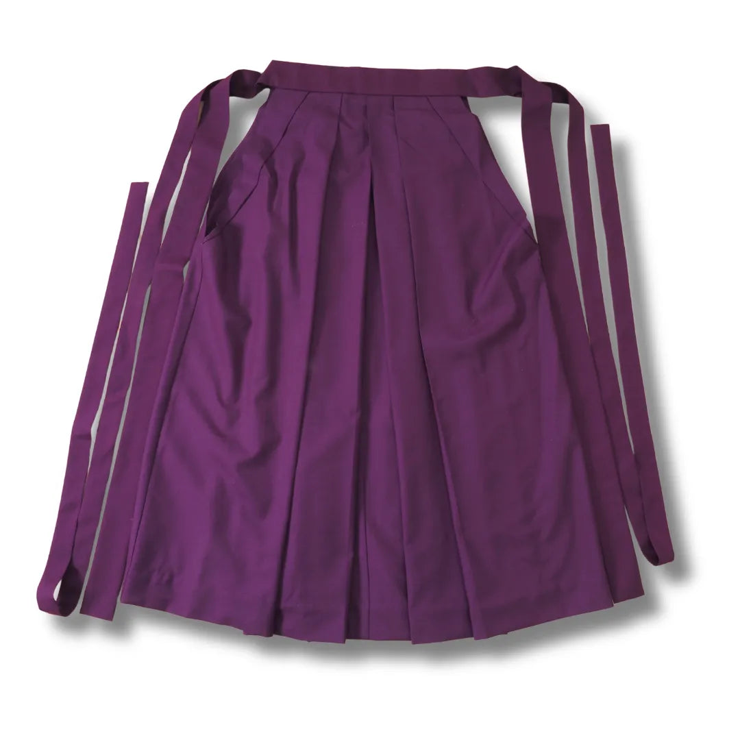 Rückansicht der lila Hakama mit Bindebändern