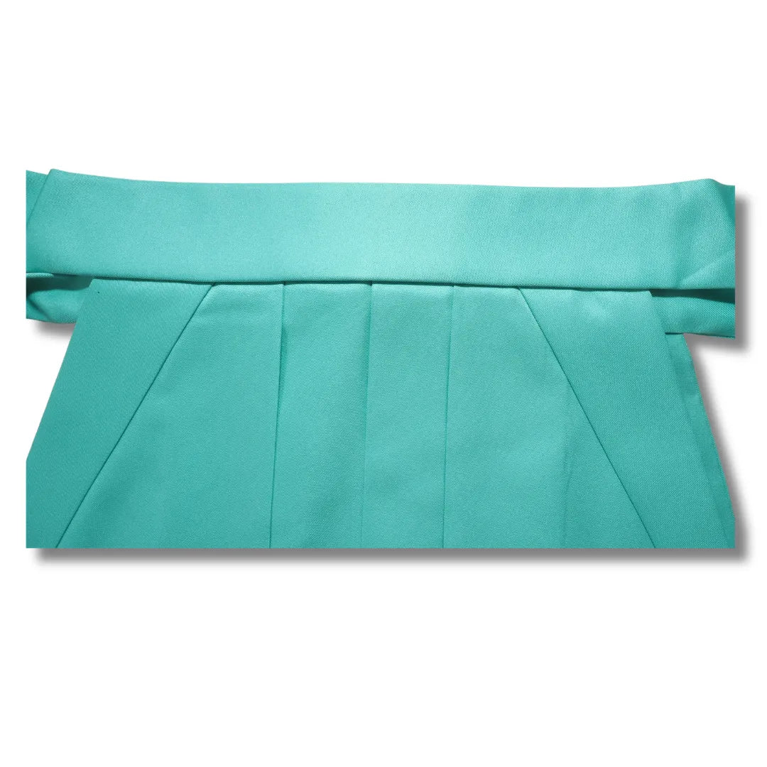 Rückseite des gefalteten türkisen Hakama, klassische Faltenstruktur des Rückenteils