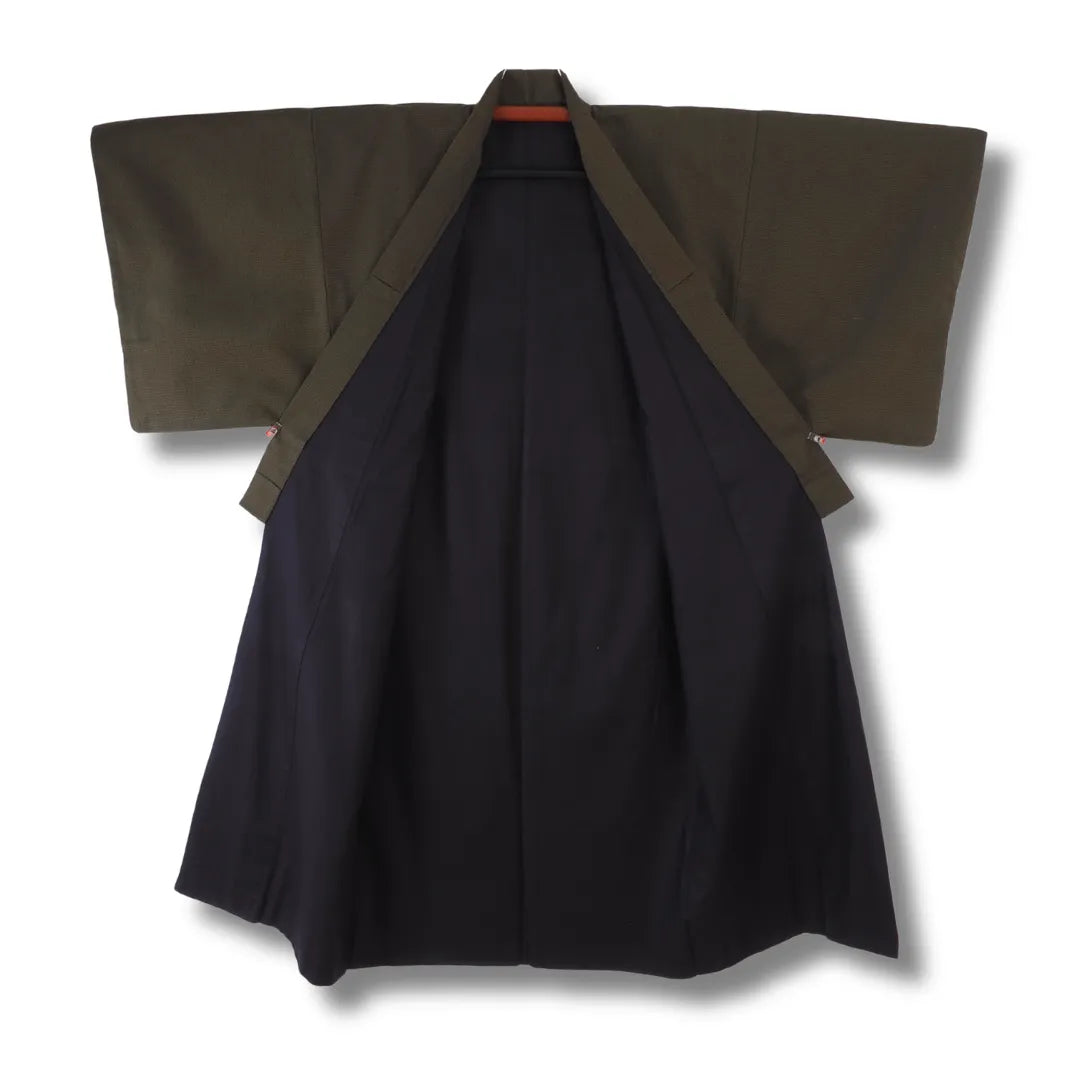 Vintage Herren-Kimono geöffnet mit Blick auf das dunkelblaue Innenfutter