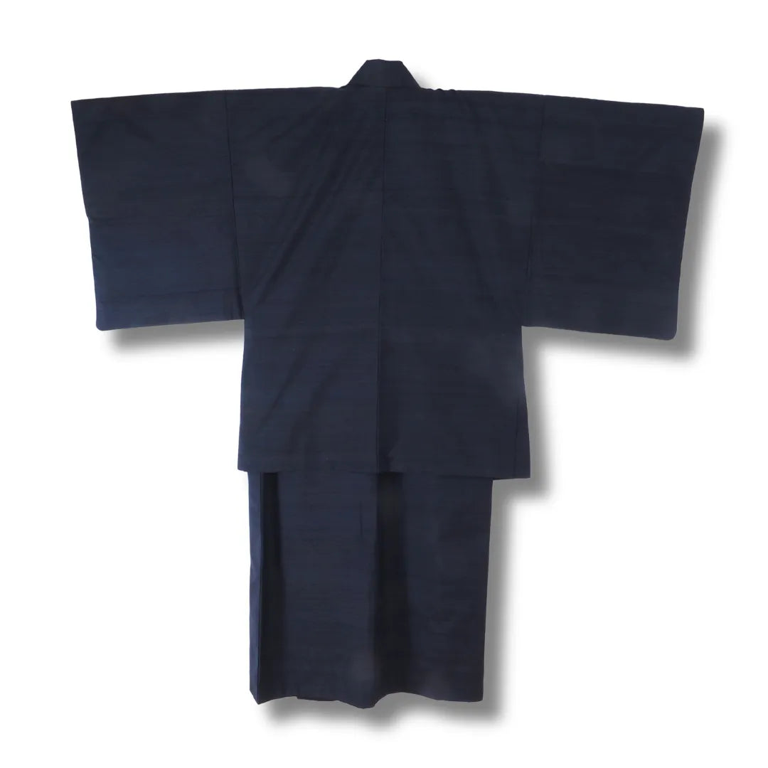 Rückansicht des dunkelblauen Vintage Kimono und Haori aus Japan