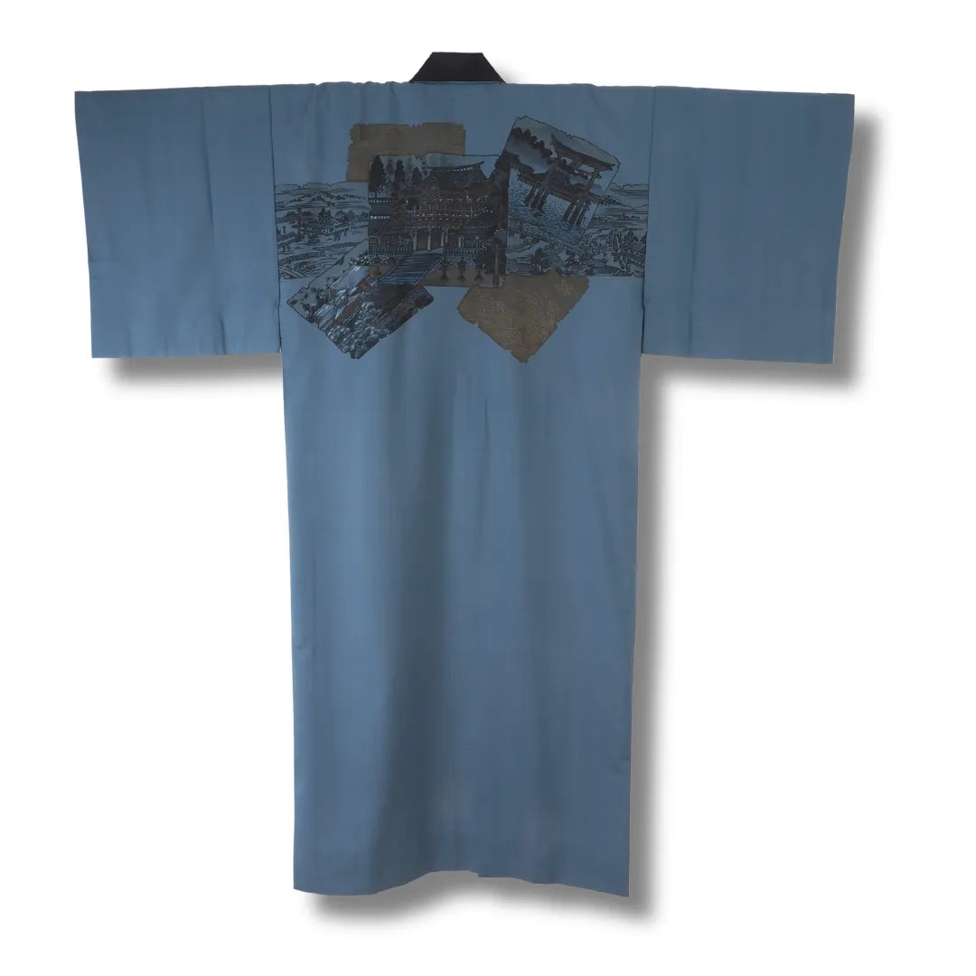 Rückansicht des blauen Juban mit großem Schreinmotiv