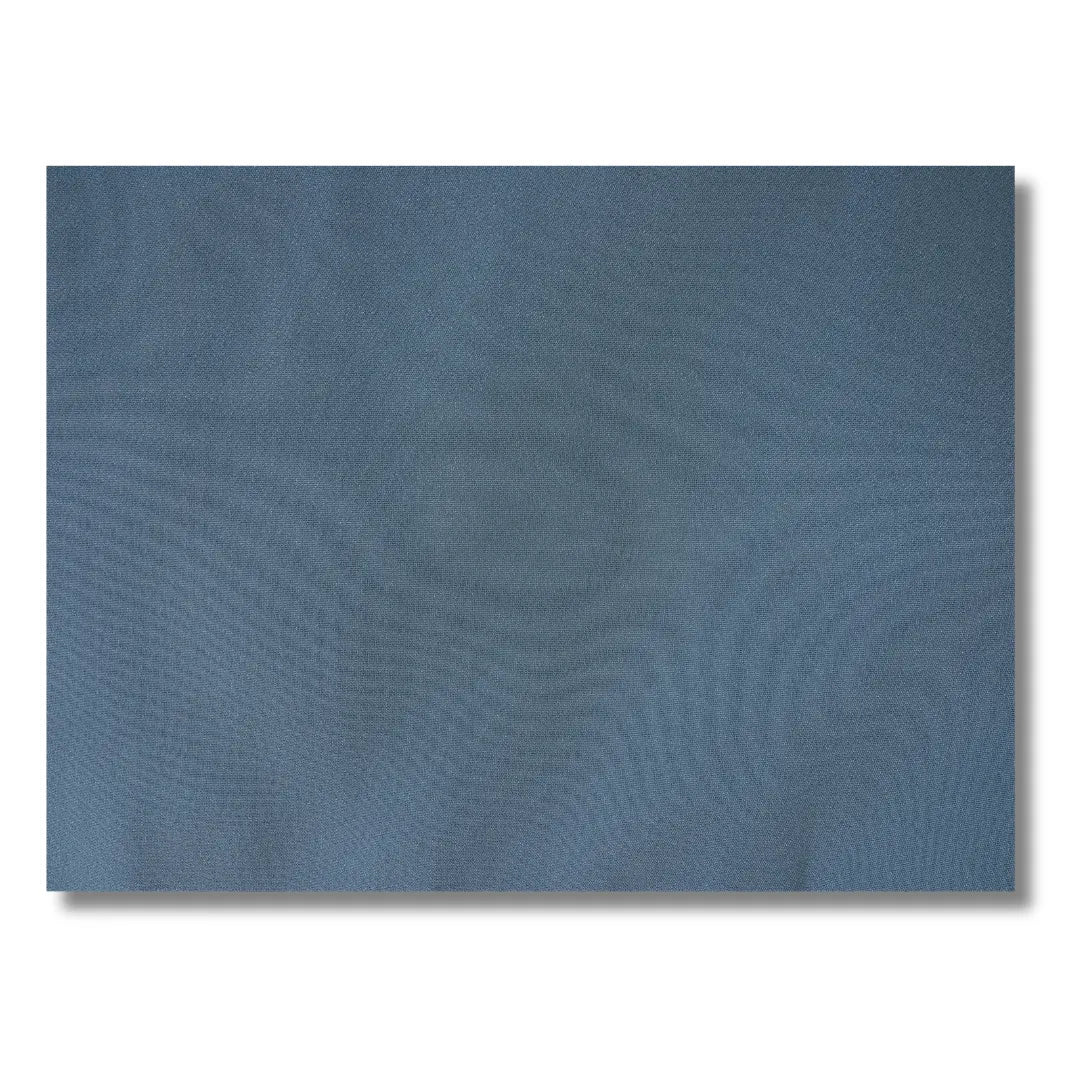 Detailaufnahme der feinen blauen Stoffstruktur des Vintage Juban