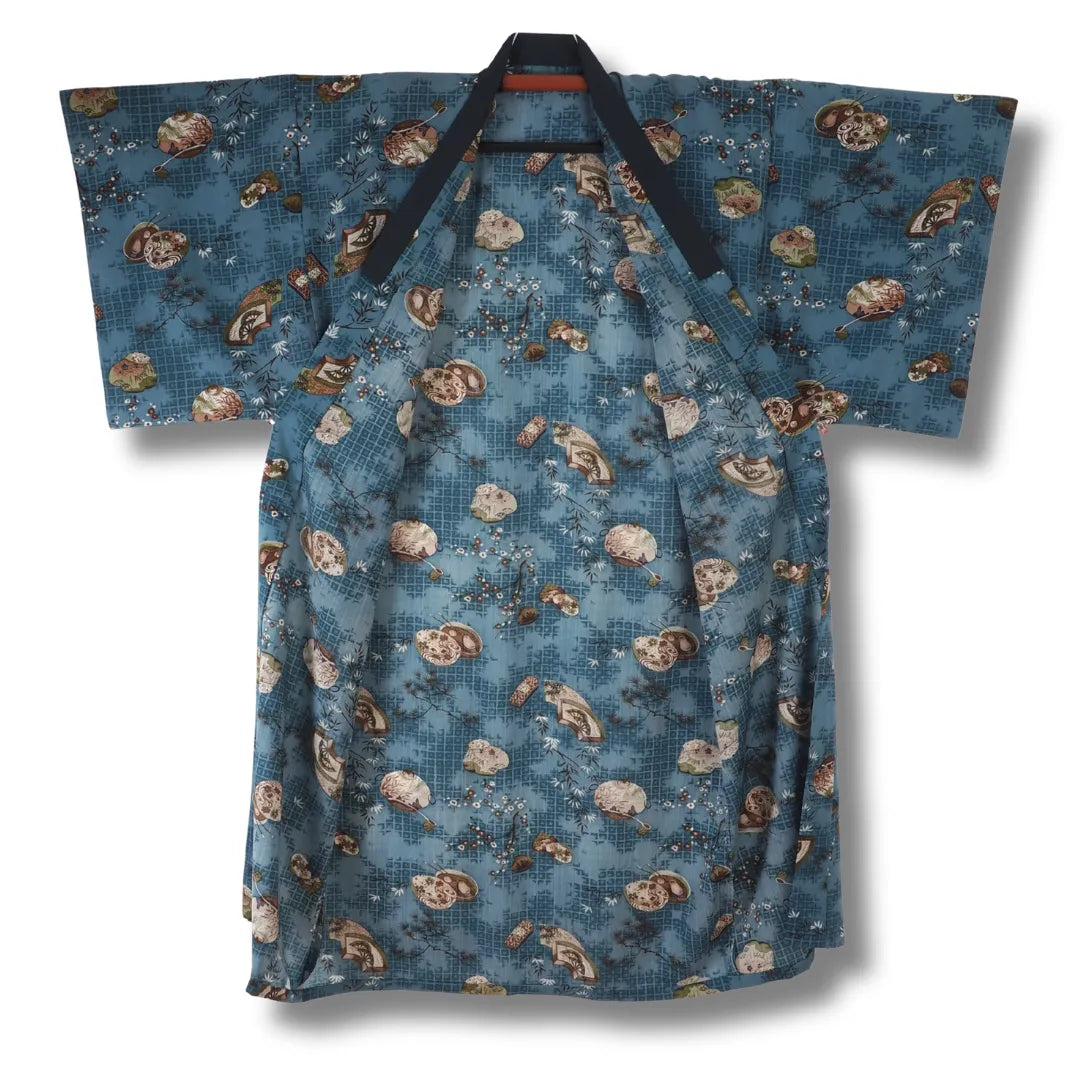 Vintage Herren Juban in Blau aufgehängt, dunkelblauer Kragen und durchgehendes Muster sichtbar