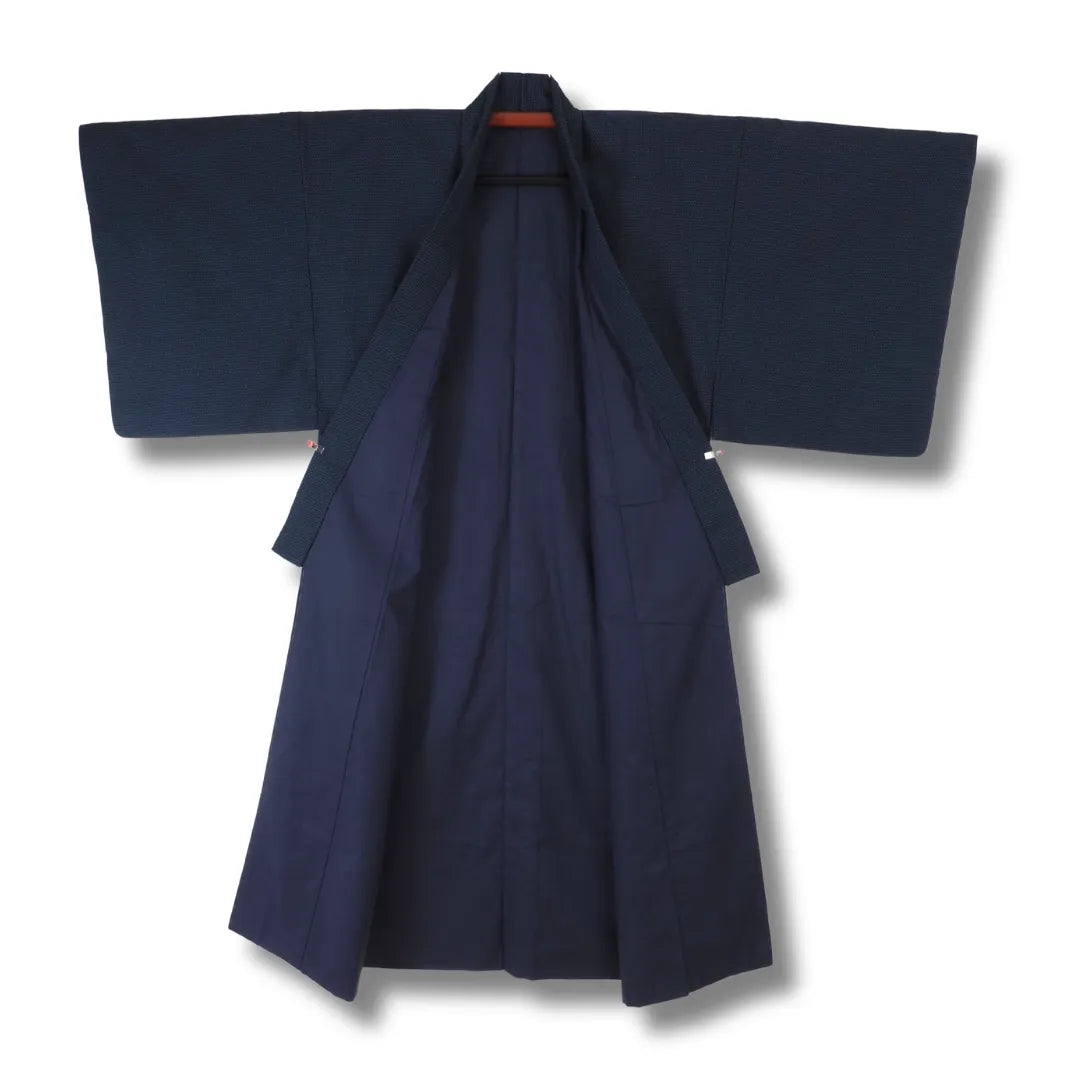Geöffneter Herren-Kimono mit Blick auf das dunkelblaue Innenfutter