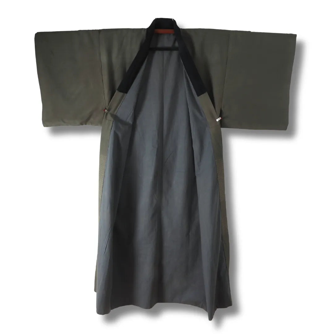 Vorderseite des traditionellen japanischen Herren Kimono, geöffnet