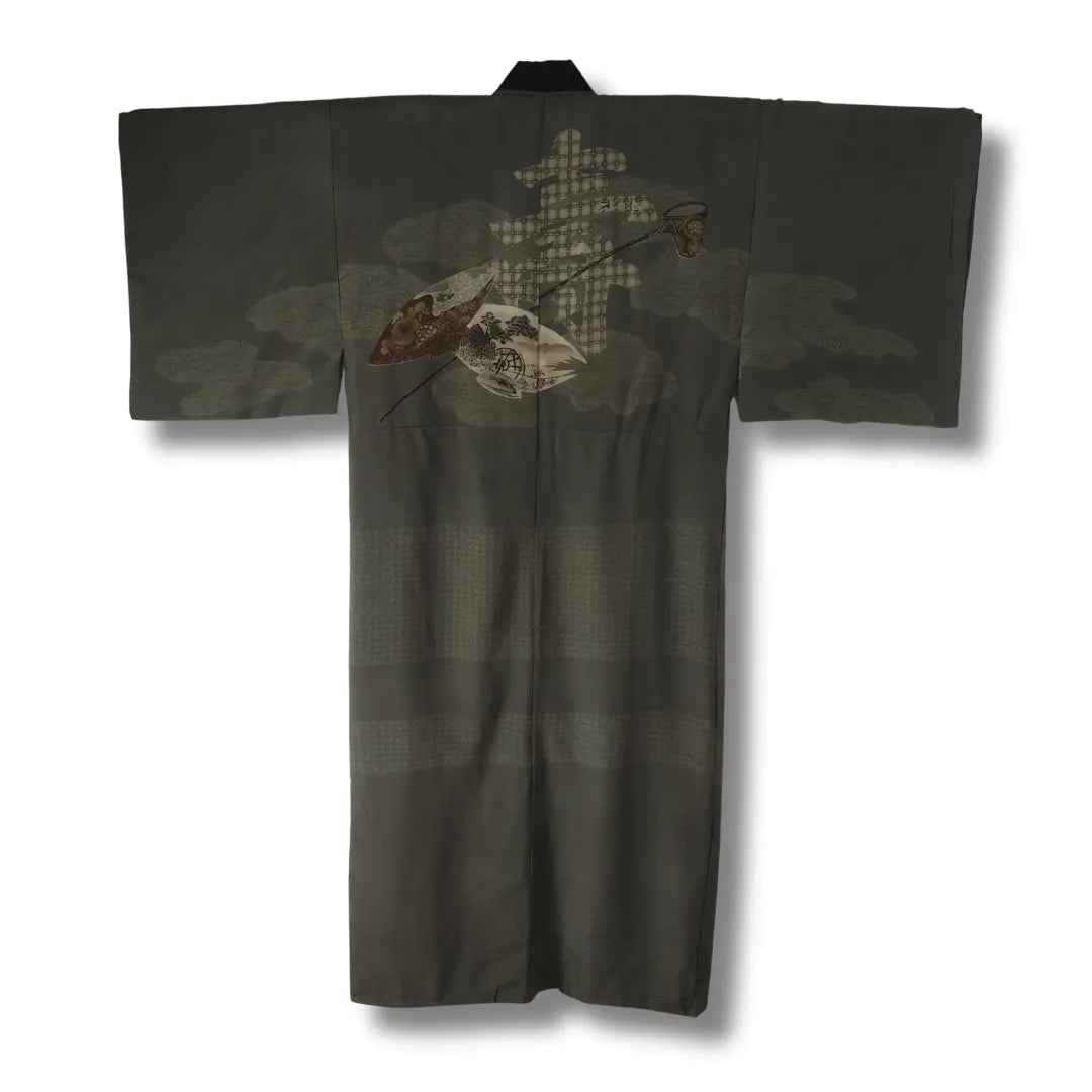 Rückansicht des Vintage Herren Kimono mit traditionellem Motiv