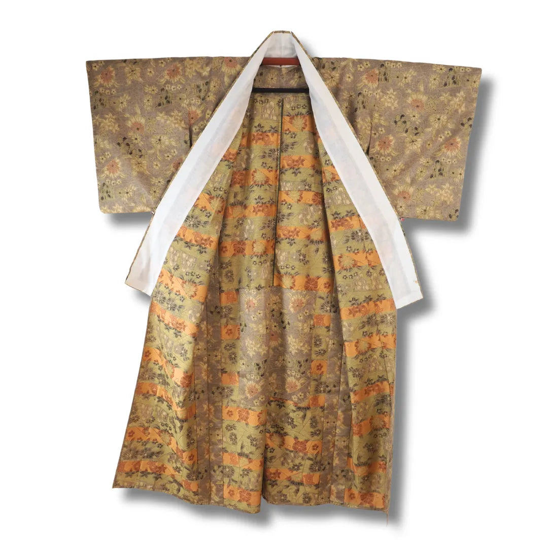 Vintage Hitoe-Kimono aufgehängt, einlagiger Stoff und Chrysanthemenmuster in Gesamtansicht