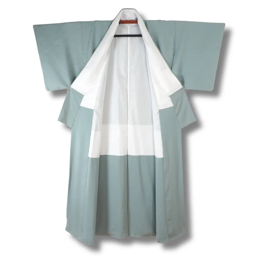 Vintage Iromuji-Kimono in Mint aufgehängt, makelloses weißes Futter sichtbar