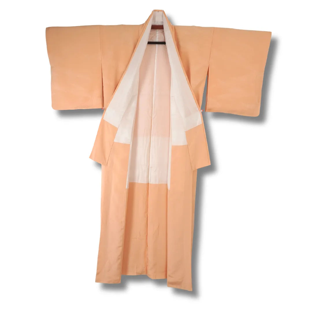 Vintage Iromuji in Apricot aufgehängt, cremefarbenes Futter sichtbar