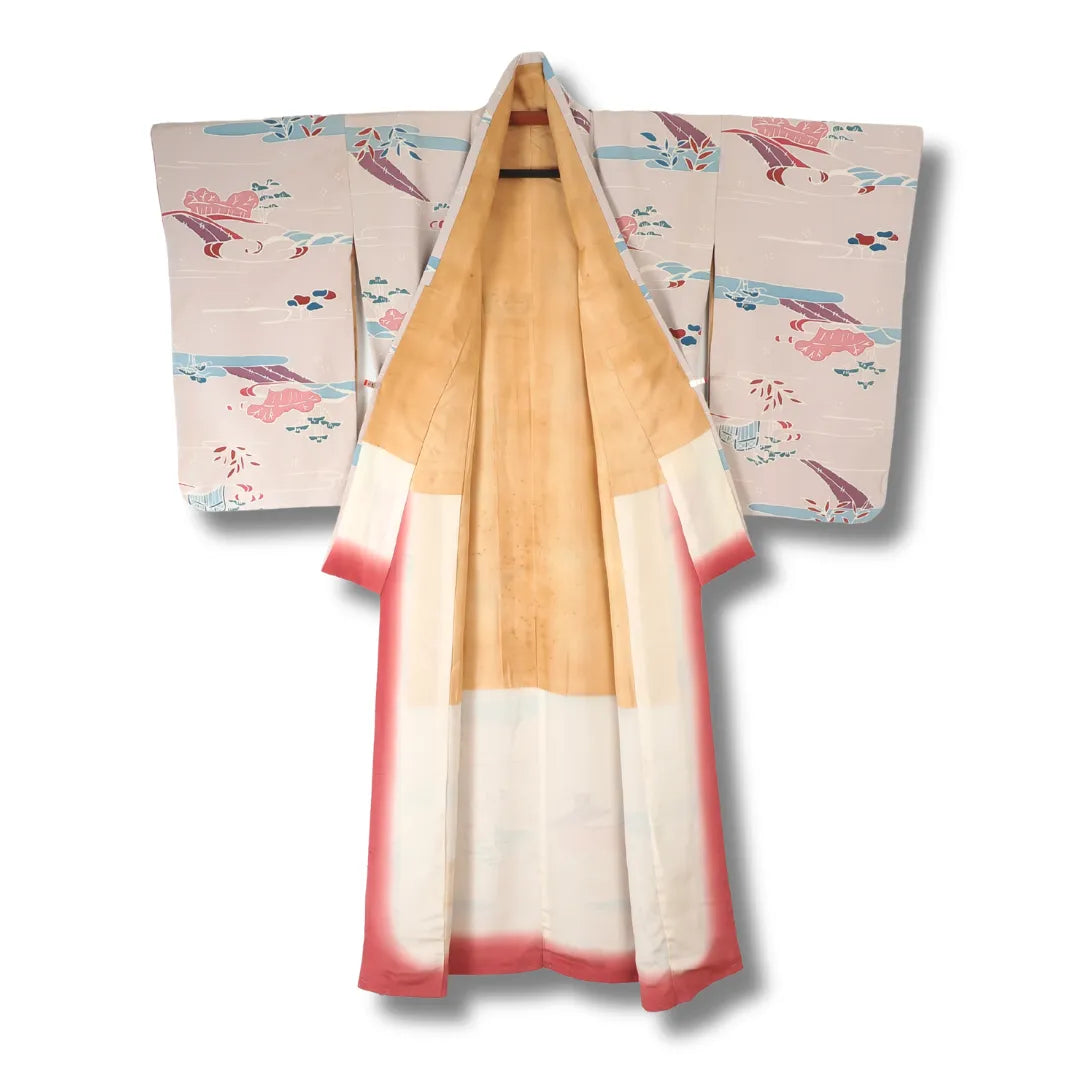 Vintage Kimono in Helllila aufgehängt, goldocker-farbenes Futter mit Alterungspatina sichtbar