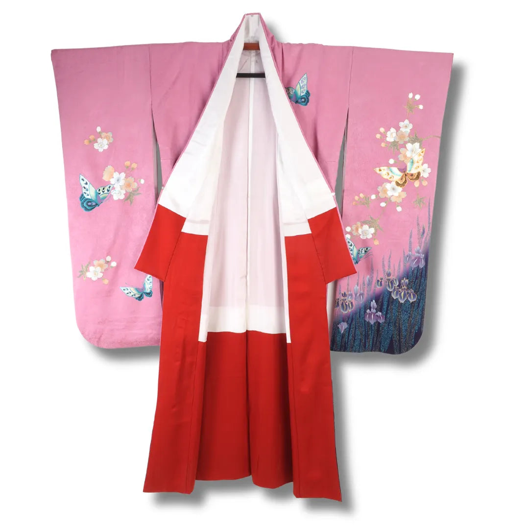 Vintage Kimono in Pink aufgehängt, weißes Futter mit rotem Saumakzent sichtbar