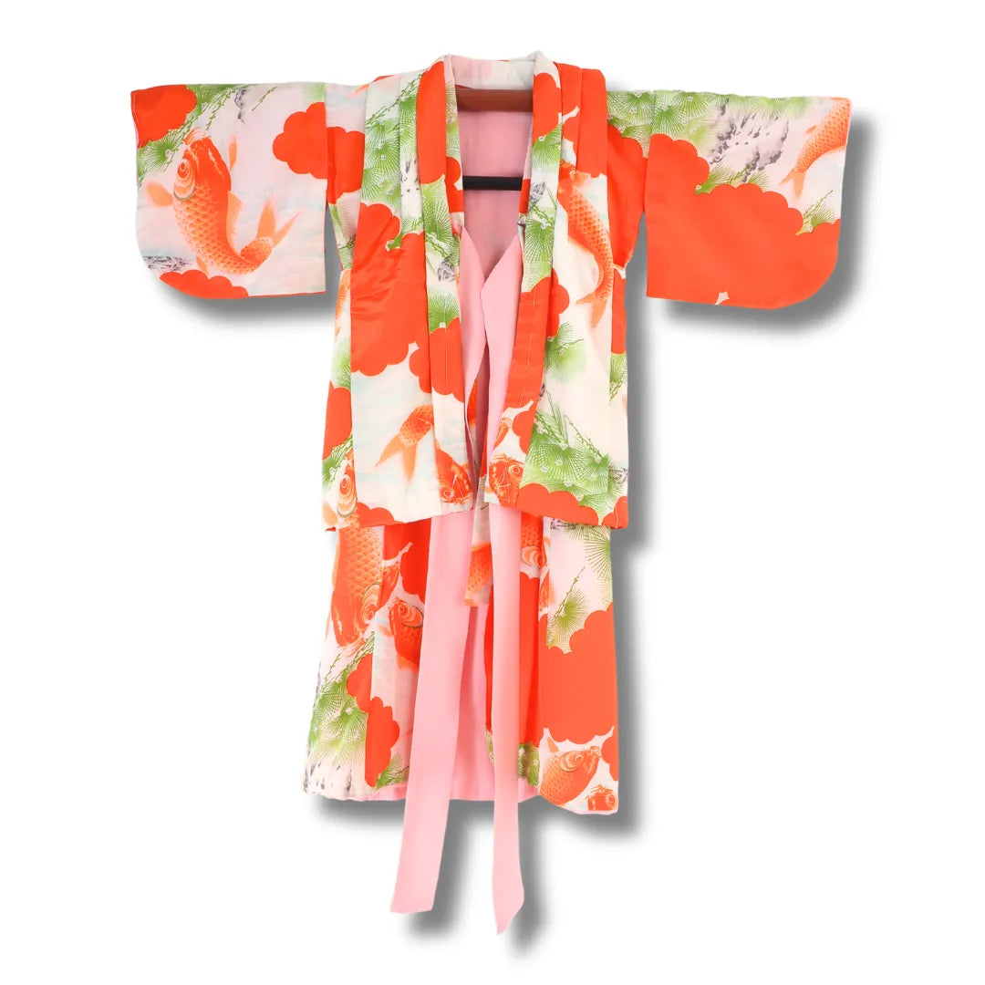 Vintage Kinder-Ensemble aus Japan in Orange-Weiß mit Fischmotiv, Kimono mit Weste und rosa Band