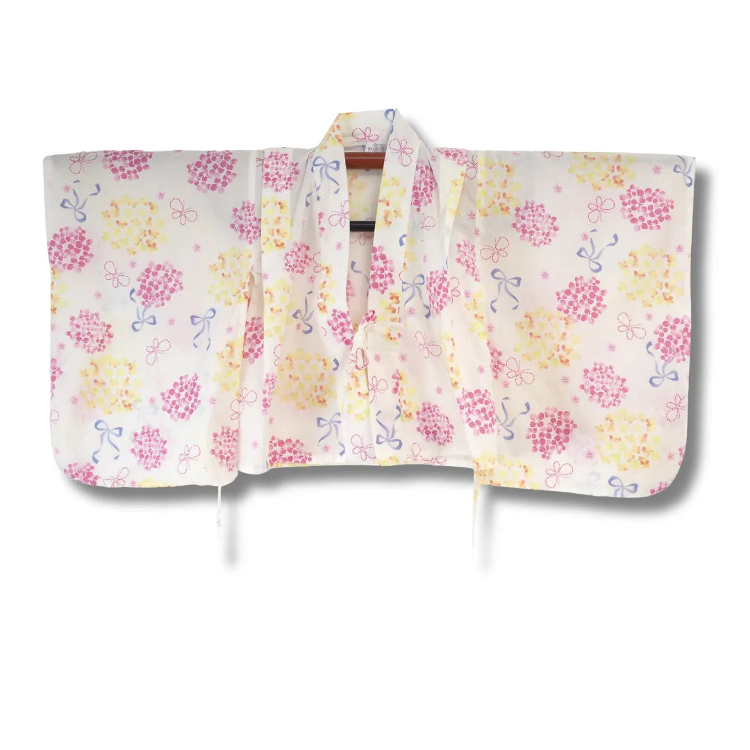 Vintage Kinder-Haori-Jacke in Weiß mit pinkem Blumenmuster, Frontansicht