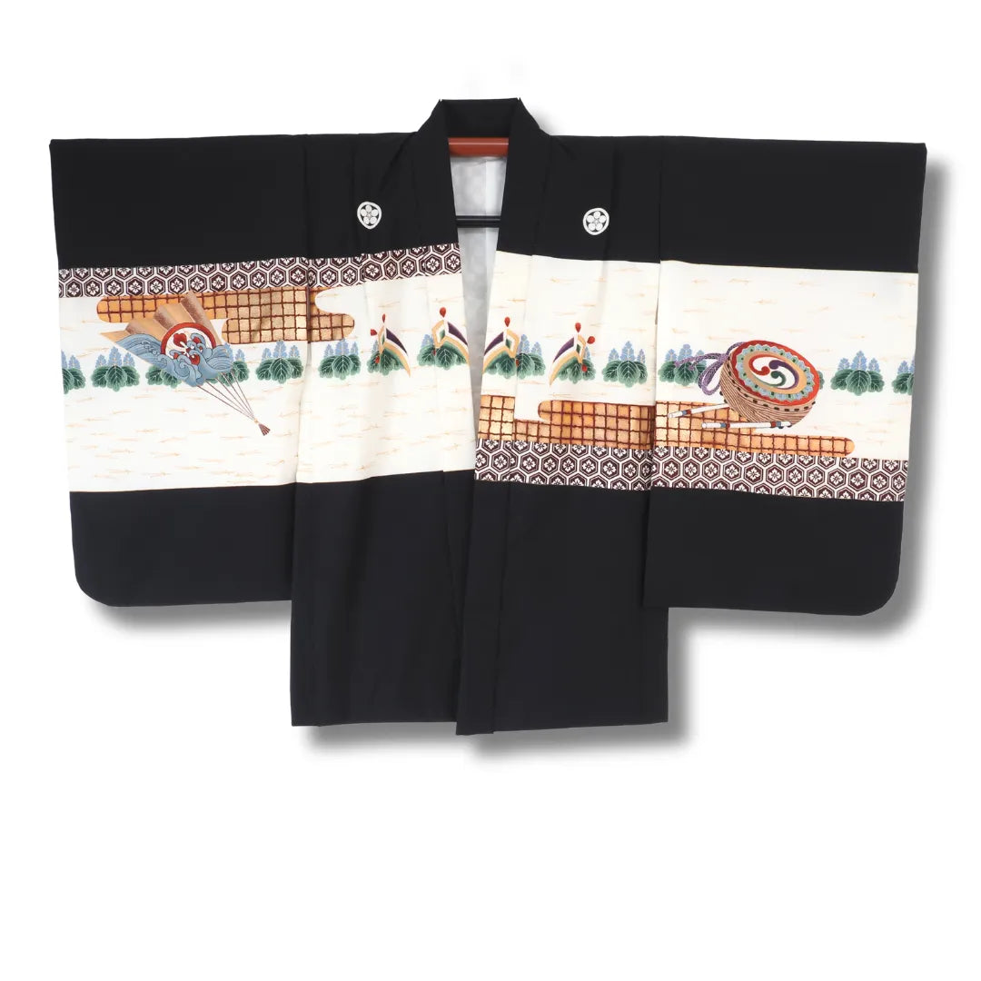 Vintage Kinder-Haori für Jungen in Schwarz mit Drachen, Samurai-Helm und Fächermotiv auf cremefarbenem Zierband, Frontansicht