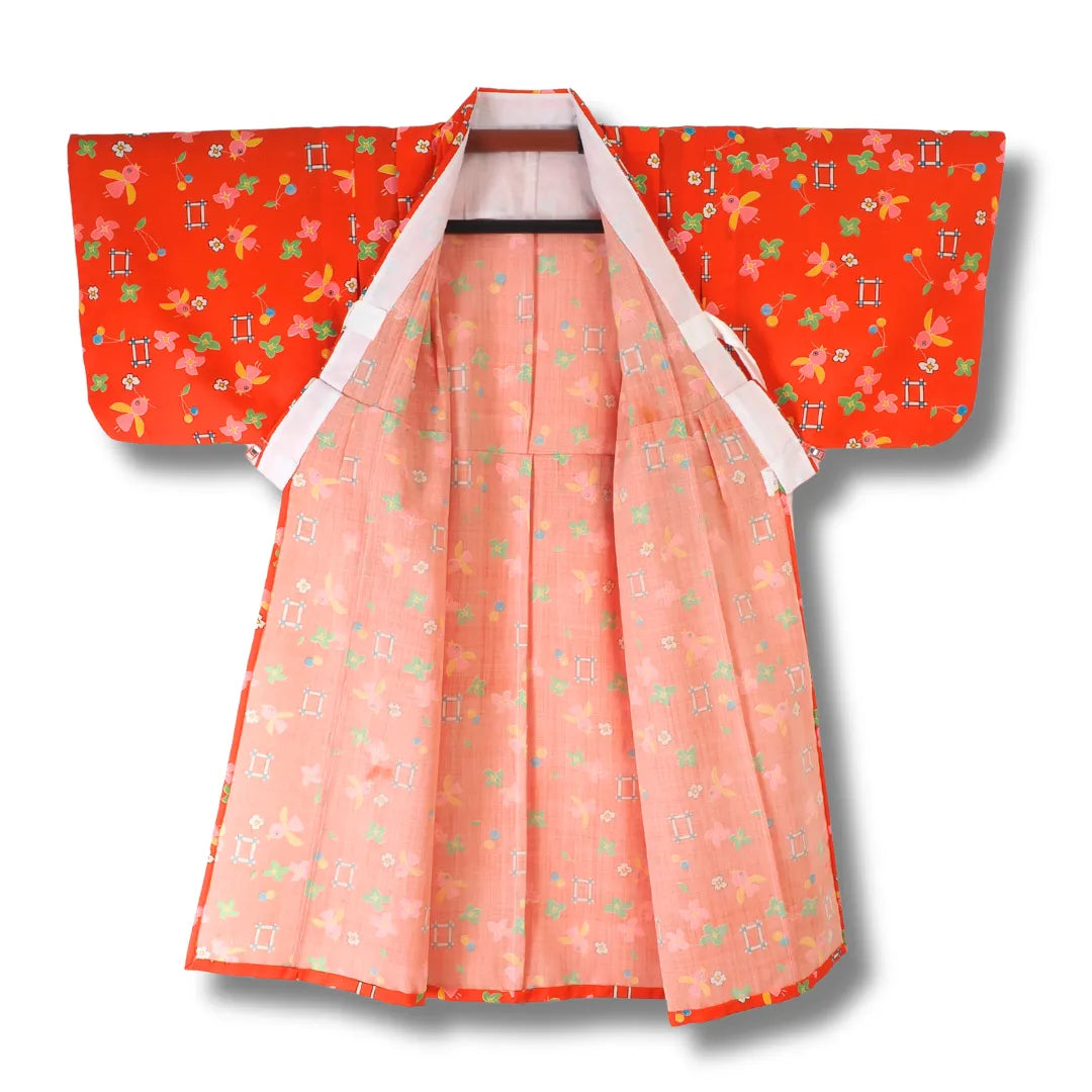 Vintage Kinder-Haori in Rot aufgehängt, zartes Rosafutter sichtbar