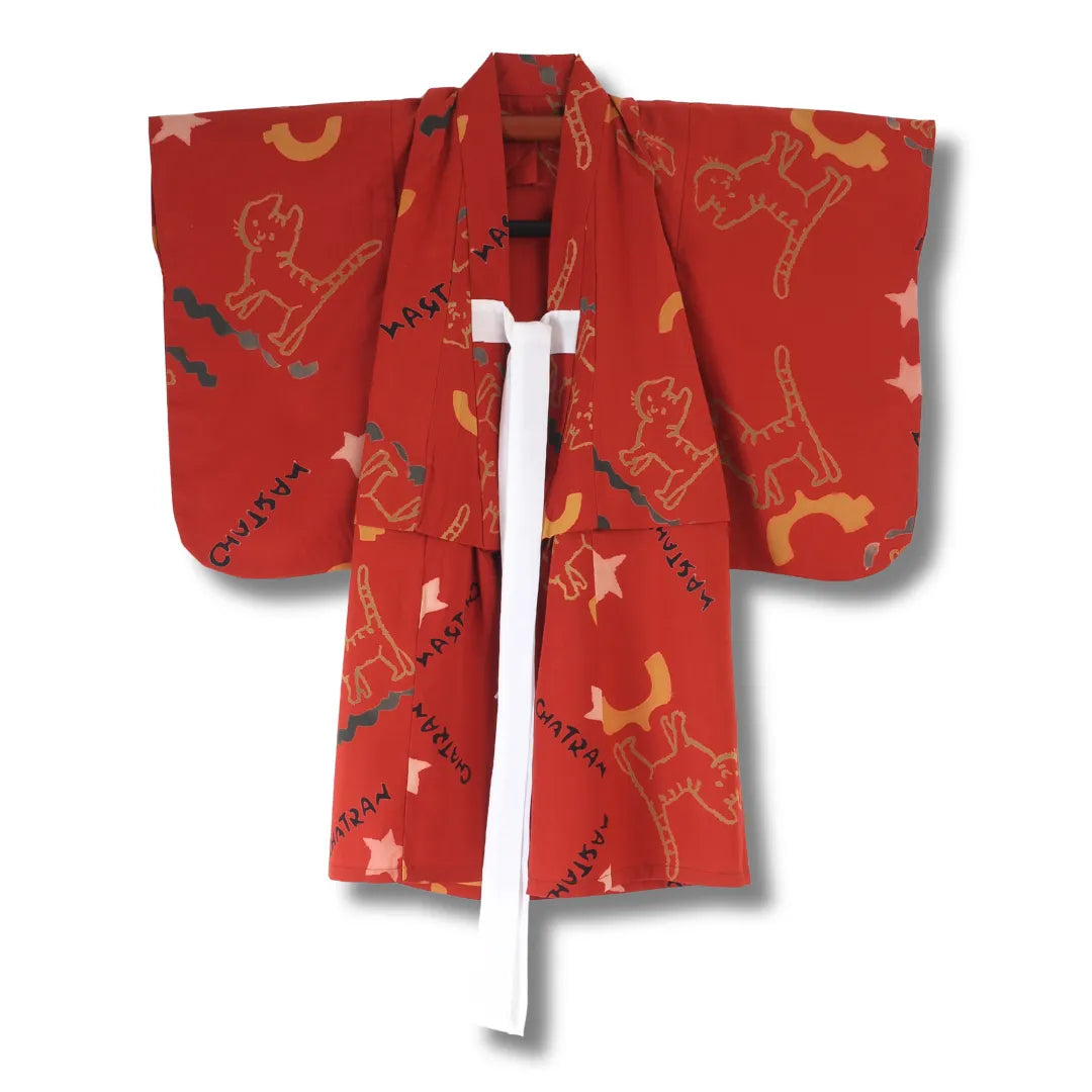 Vintage Kinder-Kimono in Terrakottarot mit stilisierten Katzen, Mondsicheln und Sternen, Frontansicht