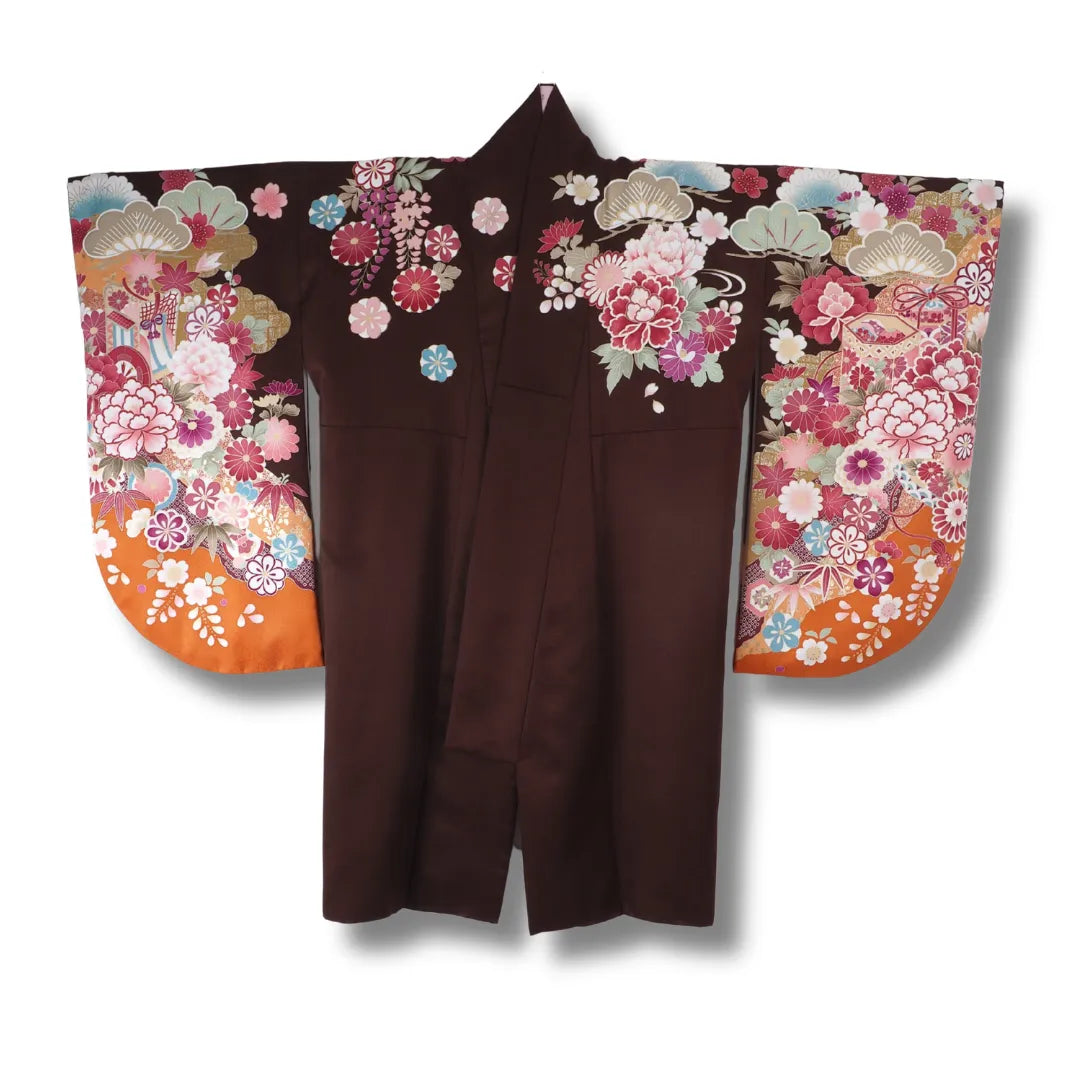 Vintage Ko-Furisode in Schokoladenbraun mit Pfingstrosen, Chrysanthemen und Goldwolkenbändern, Frontansicht