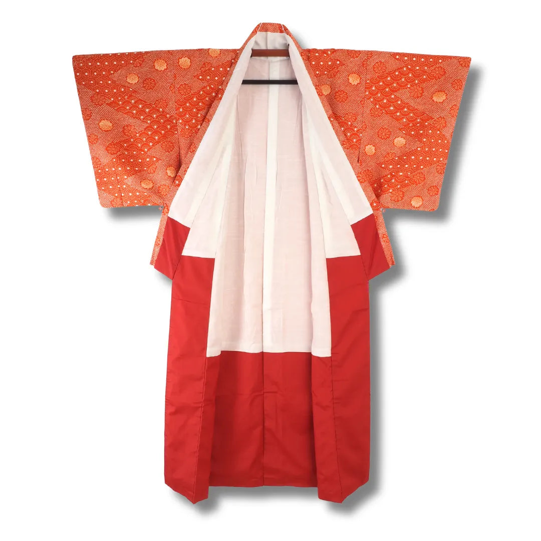 Vintage Komon-Kimono aufgehängt, weißes Futter mit rotem Saumakzent sichtbar