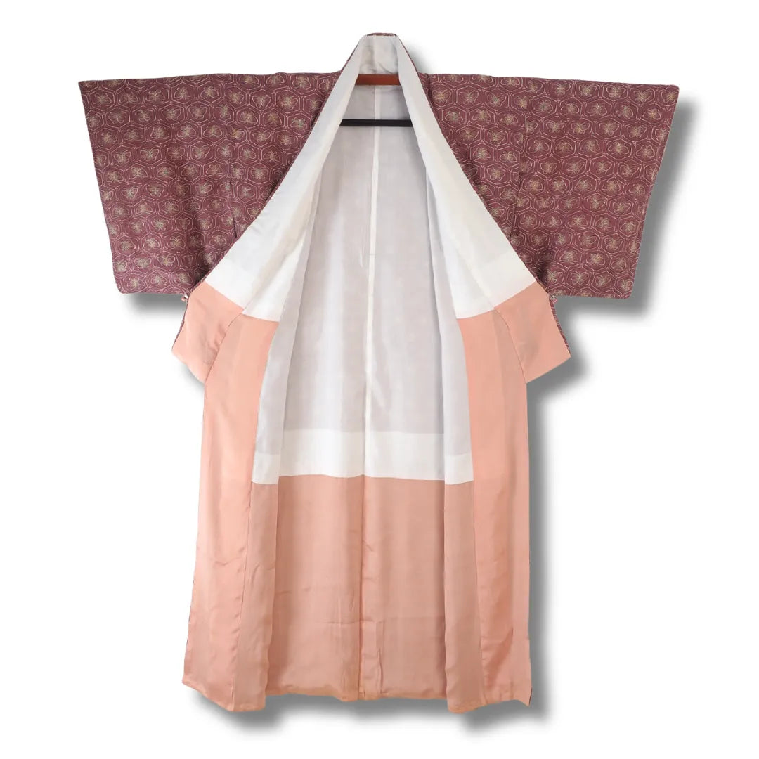 Vintage Komon-Kimono aufgehängt, pfirsichfarbenes Futter mit warmem Farbverlauf sichtbar